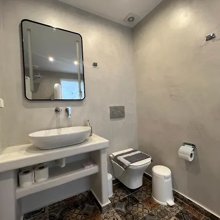 3 Bedroom House Included Car Rental-heated Jacuzzi Perissa (Santorini)