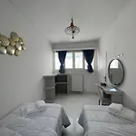 3 Bedroom House Included Car Rental-heated Jacuzzi Apartament Perissa (Santorini)