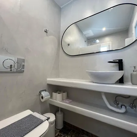 3 Bedroom House Included Car Rental-heated Jacuzzi Apartment Perissa (Santorini)
