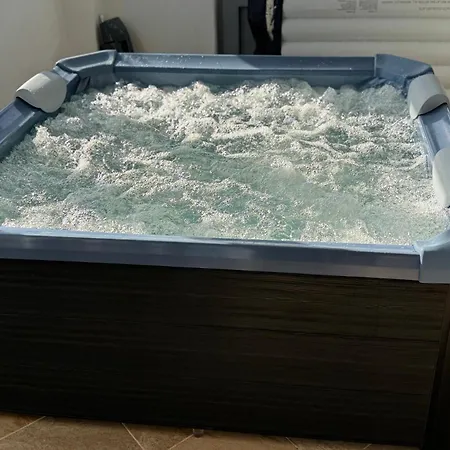 Apartment 3 Bedroom House Included Car Rental-heated Jacuzzi *